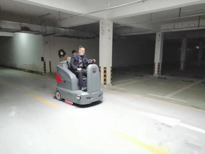 济南小区物业保洁不用人力改用驾驶式洗地机了